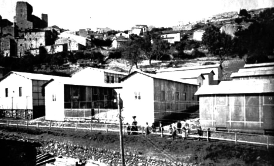 vecchia foto delle baracche nel luogo dove sarà costruita la scuola di Pereto (AQ)