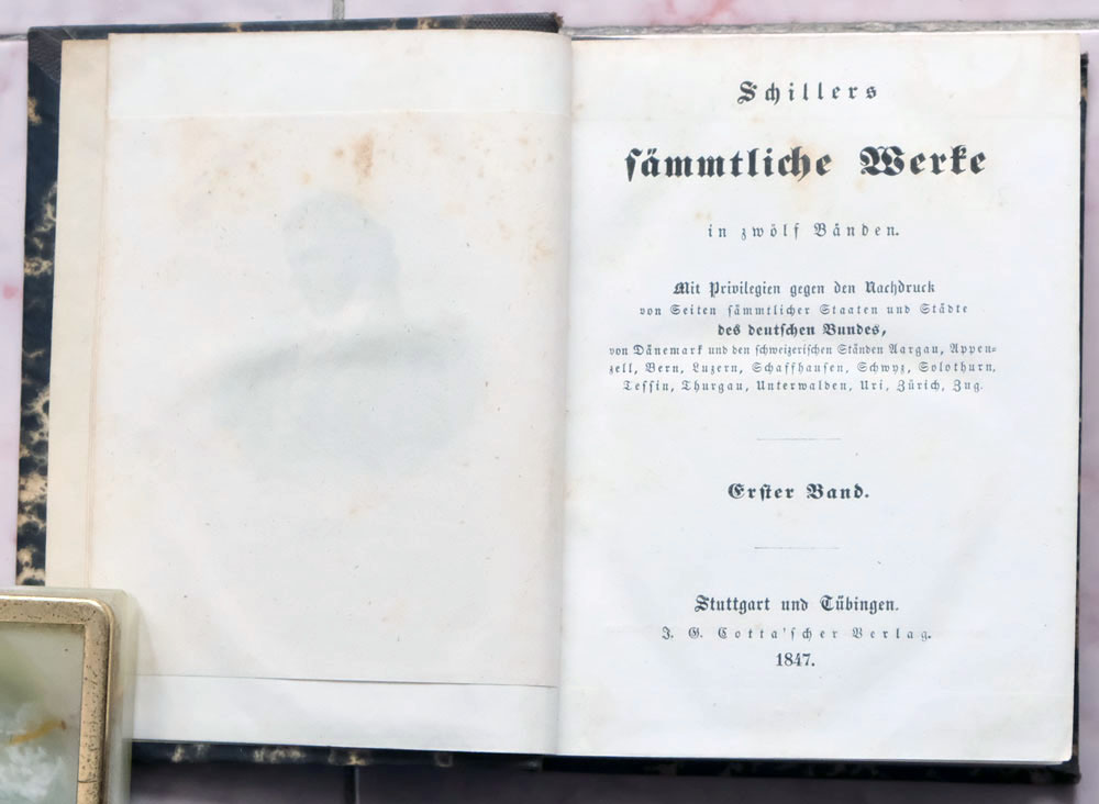 Primo volume di Schiller, aperto, con anno edizione