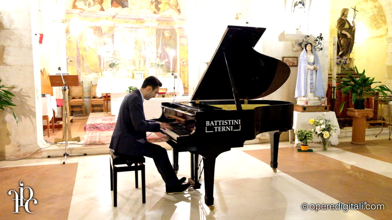Pietro al pianoforte